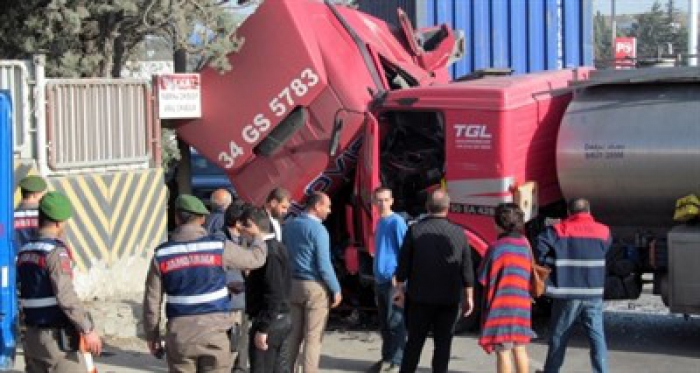 Tır ile tanker kafa kafaya çarpıştı: 2 yaralı