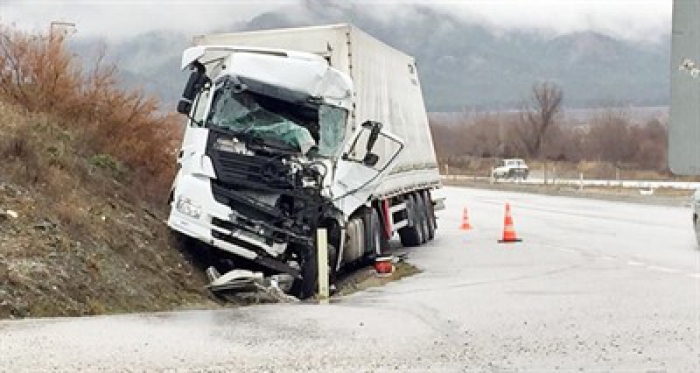 Tır ile yolcu otobüsü çarpıştı: 1 ölü