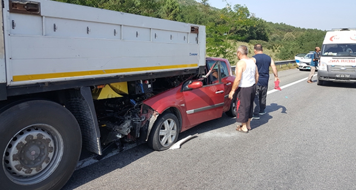 Tır saplanan otomobili metrelerce sürükledi: 4 yaralı