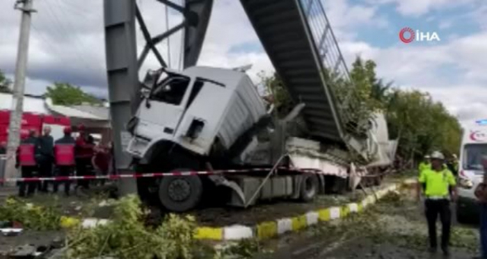 Tır yolcu durağını altına aldı: 1’i çocuk 2 ölü, 3 yaralı