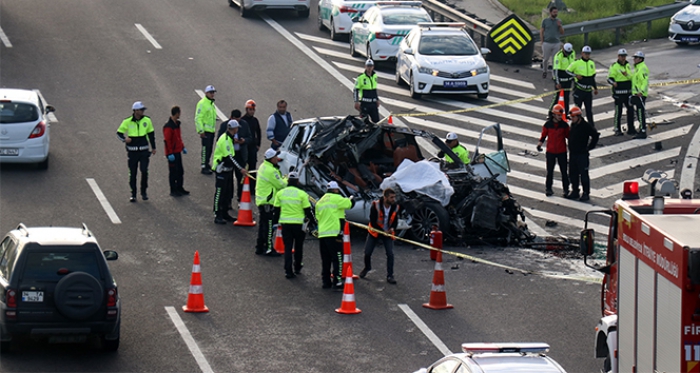 Tıra çarpan lüks araç hurdaya döndü: 1 ölü, 1 yaralı