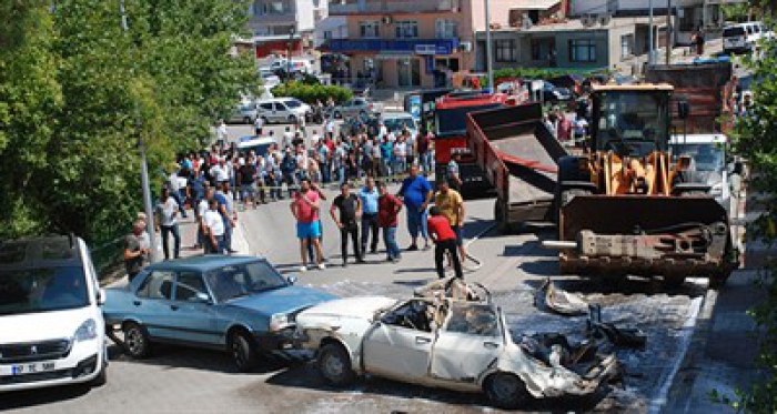 Tırdan düşen iş makinesi ortalığı savaş alanına çevirdi