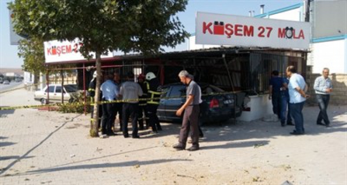 Tırdan kaçan otomobil, kafeteryaya girdi: 1 ölü, 3 yaralı