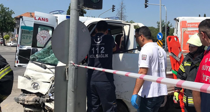 Trafik ışığı direkleri faciayı önledi: 2 yaralı