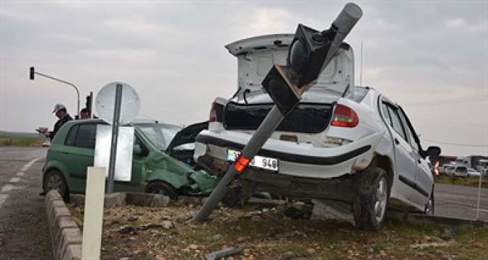 Trafik kazası! 2 otomobil çarpıştı: 1’i ağır 8 yaralı