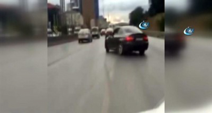 Trafik magandaları iş başında! Trafiğin ortasında drift