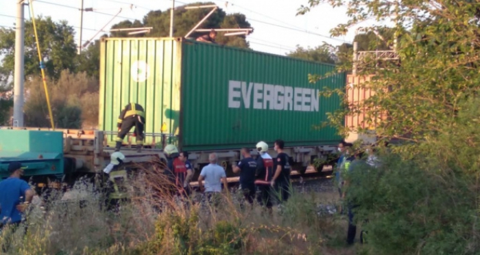 Tren vagonun üzerinde fotoğraf çekilmek isterken elektrik akımına kapıldı