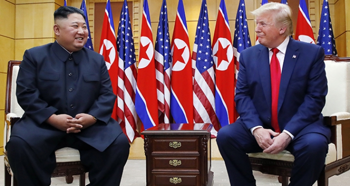 Trump ve Kim silahsızlandırılmış bölgede buluştu