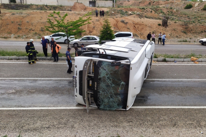 Turistleri taşıyan midibüs devrildi! 22 yaralı