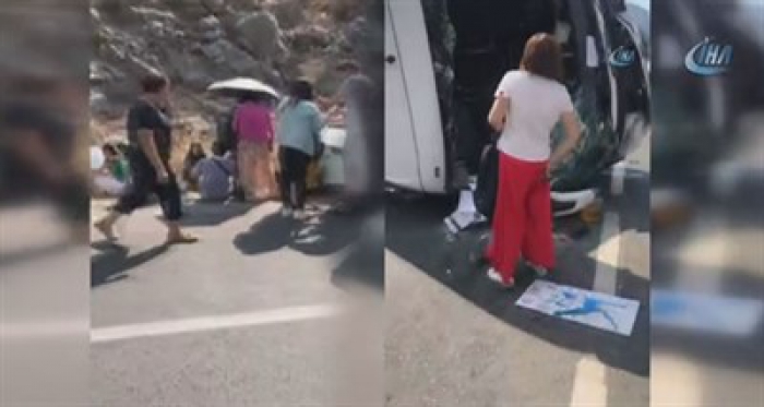 Turistleri taşıyan tur otobüsü otomobil ile çarpıştı: 2 ölü, 31'i Çinli 33 yaralı