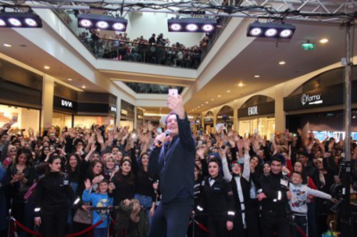 Ünlü şarkıcı Edis, Forum Erzurum’da coşkuyla karşılandı