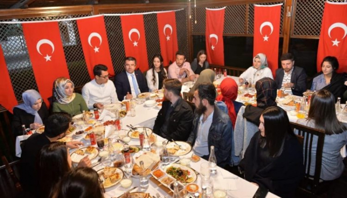 Vali Memiş, 19 öğrenciyi iftarda evinde ağırladı