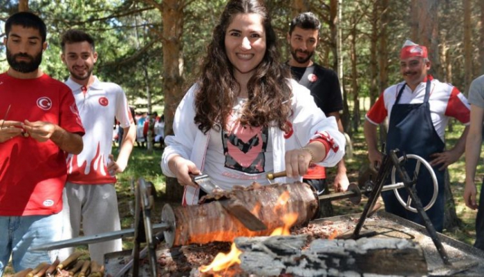 Vali Memiş’ten Milli Atletlere cağ kebap ziyafeti