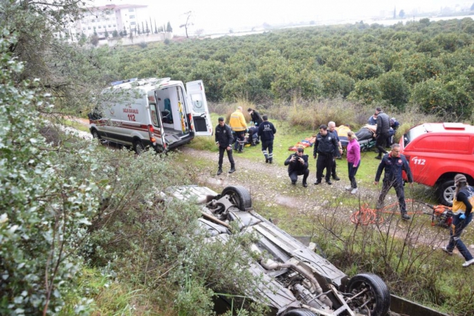 Virajı alamayan sürücü 25 metrelik uçurumdan düştü: 1'i ağır 4 yaralı