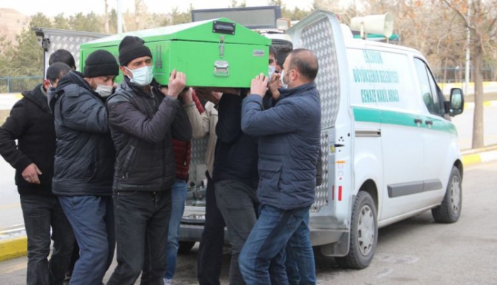 Vurularak öldürülen anne ve iki kızının cenazeleri yakınlarına teslim edildi