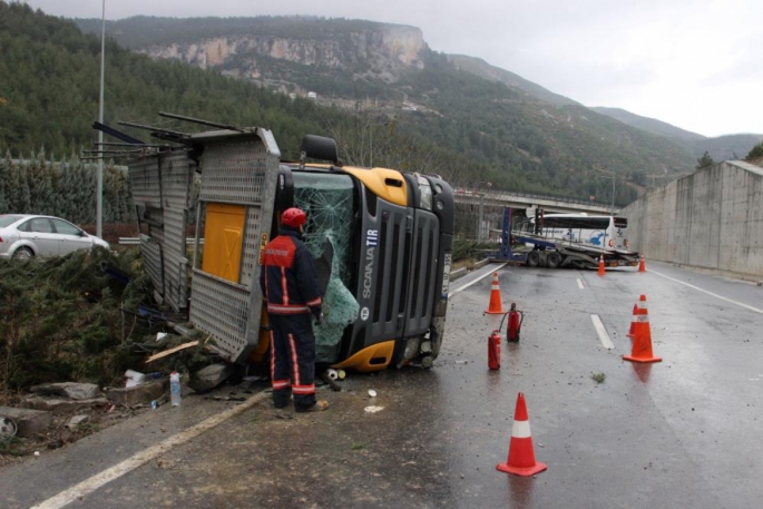 Yağış kaza getirdi, 300 metre arayla iki tır kaza yaptı: 3 yaralı