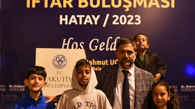  Yakutiye Belediyesi Hatay’da yapımını tamamladığı Yakutiye Konteyner Mahallesinde depremzedelerle iftar sofrasında bir araya geldi