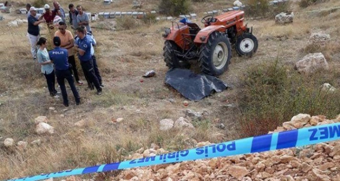 Yaşlı adam şarampole inen traktörünün yanında ölü bulundu