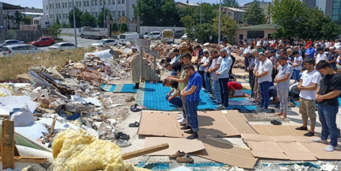 Yıktırılan mescit nedeniyle güneş altında sokakta namaz kıldılar