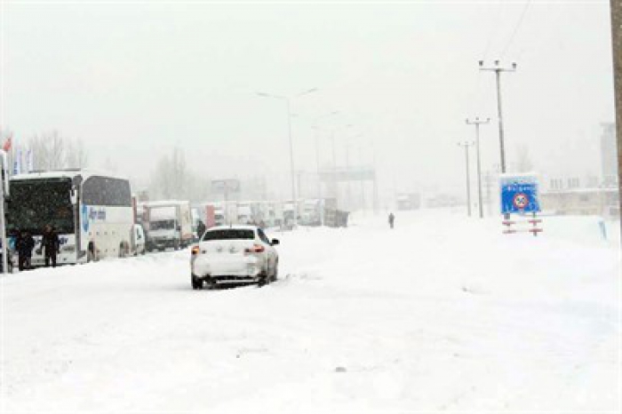 Yoğun kar nedeni ile Erzurum- Ağrı karayolu trafiğe kapatıldı