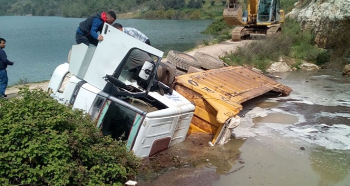 Yol çöktü, kamyon devrildi