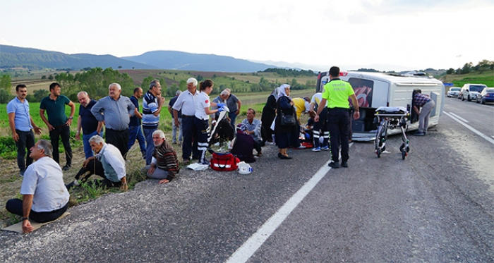 Yolcu minibüsü ile kamyonet çarpıştı: 1 ölü, 11 yaralı