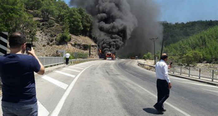 Yolcu otobüsü alev alev yandı