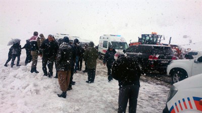 Yolcu otobüsü dereye uçtu: 6 ölü, 20 yaralı