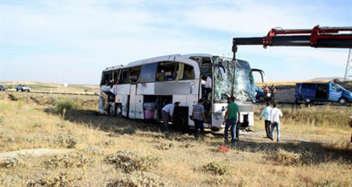 Yolcu otobüsü devrildi: 26 yaralı