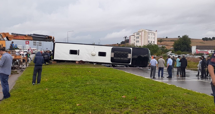 Yolcu otobüsü devrildi! Yaralılar var