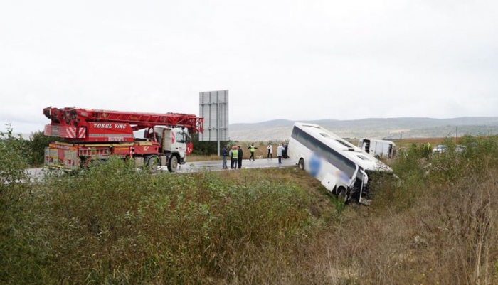 Yolcu otobüsü ile minibüs çarpıştı: 10 yaralı