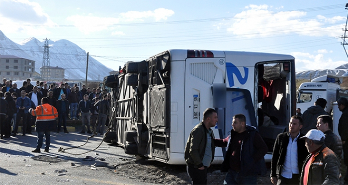 Yolcu otobüsü ile tır çarpıştı: 34 yaralı