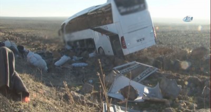 Yolcu otobüsü şarampole devrildi! Çok sayıda yaralı var