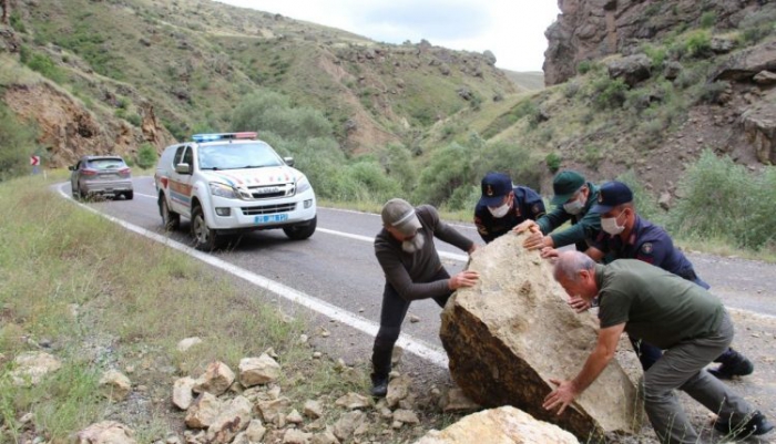 Yolu kapatan dev kayalar vatandaşlar ve jandarma tarafından temizlendi