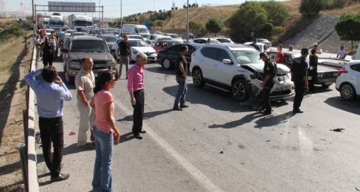 Zincirleme trafik kazası: 17 araç birbirine girdi