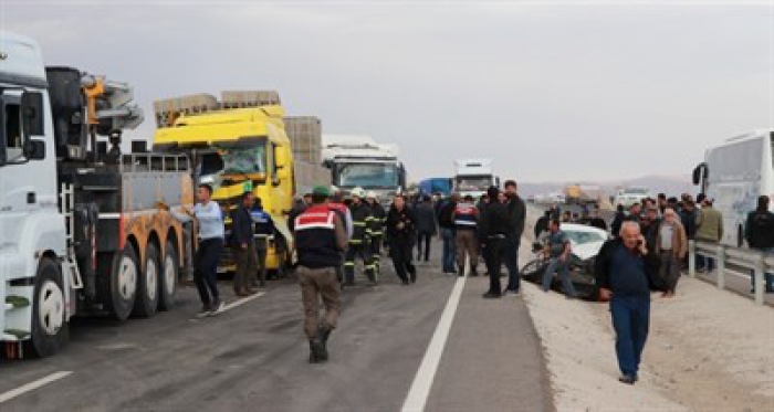 Zincirleme trafik kazası: Ölü ve yaralılar var