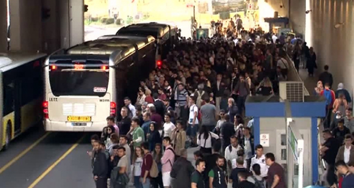 Zincirlikuyu metrobüs durağında insan seli