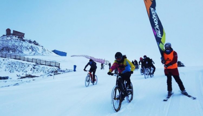 Zirveden adrenalin dolu inişini kask kamerasıyla görüntüledi